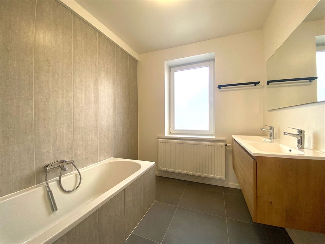 Aangename VERNIEUWDE HALFOPEN WONING met 3 SLAAPKAMERS ...