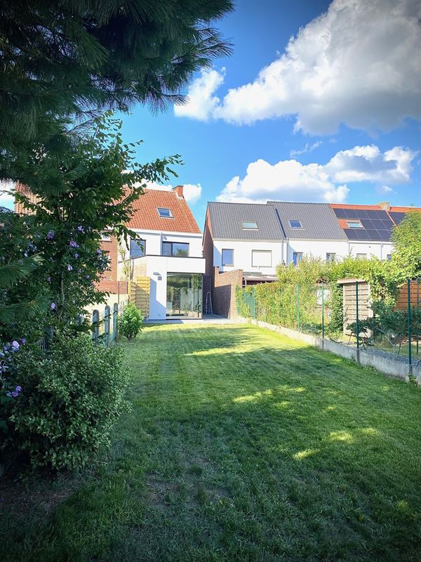 Aangename VERNIEUWDE HALFOPEN WONING met 3 SLAAPKAMERS ...