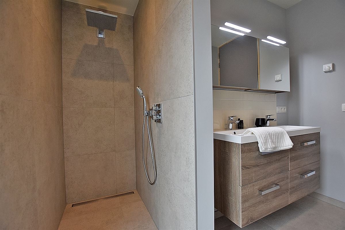 Instapklaar APPARTEMENT (1ste verdieping) met 2 slaapkamers, ruim terras en grote garage (2)