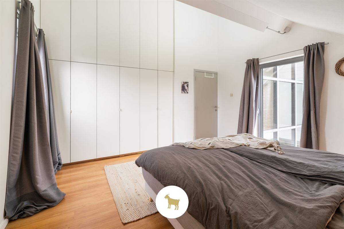 Instapklare lichtrijke OPEN BEBOUWING met 3 (mogelijkheid tot 4) SLAAPKAMERS, stijlvol overdekt TERRAS en gezellige (BINNEN)TUIN op een PERCEEL van ca. 435 m²