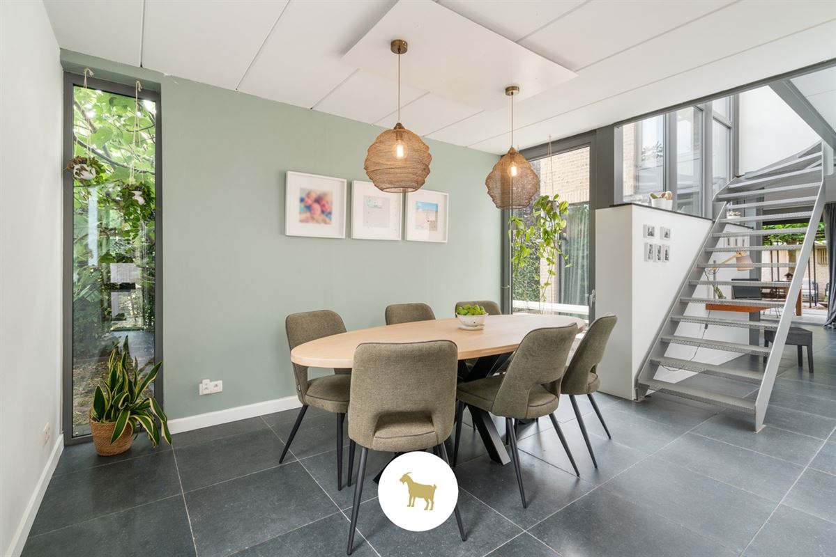 Instapklare lichtrijke OPEN BEBOUWING met 3 (mogelijkheid tot 4) SLAAPKAMERS, stijlvol overdekt TERRAS en gezellige (BINNEN)TUIN op een PERCEEL van ca. 435 m²