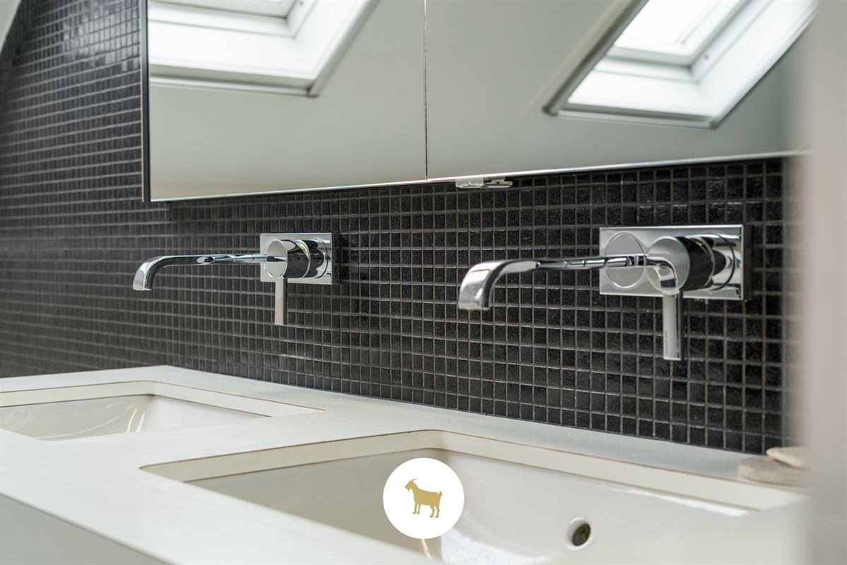 Instapklare lichtrijke OPEN BEBOUWING met 3 (mogelijkheid tot 4) SLAAPKAMERS, stijlvol overdekt TERRAS en gezellige (BINNEN)TUIN op een PERCEEL van ca. 435 m²