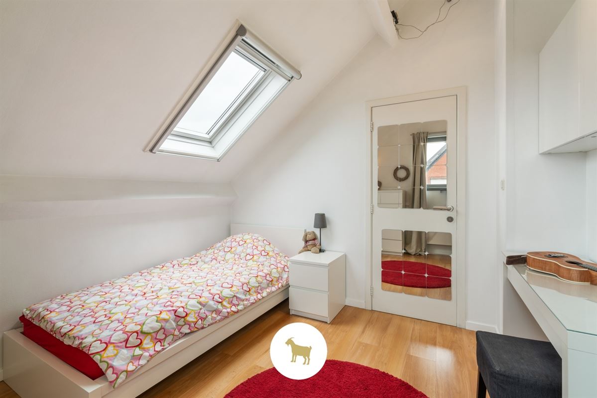 Instapklare lichtrijke OPEN BEBOUWING met 3 (mogelijkheid tot 4) SLAAPKAMERS, stijlvol overdekt TERRAS en gezellige (BINNEN)TUIN op een PERCEEL van ca. 435 m²