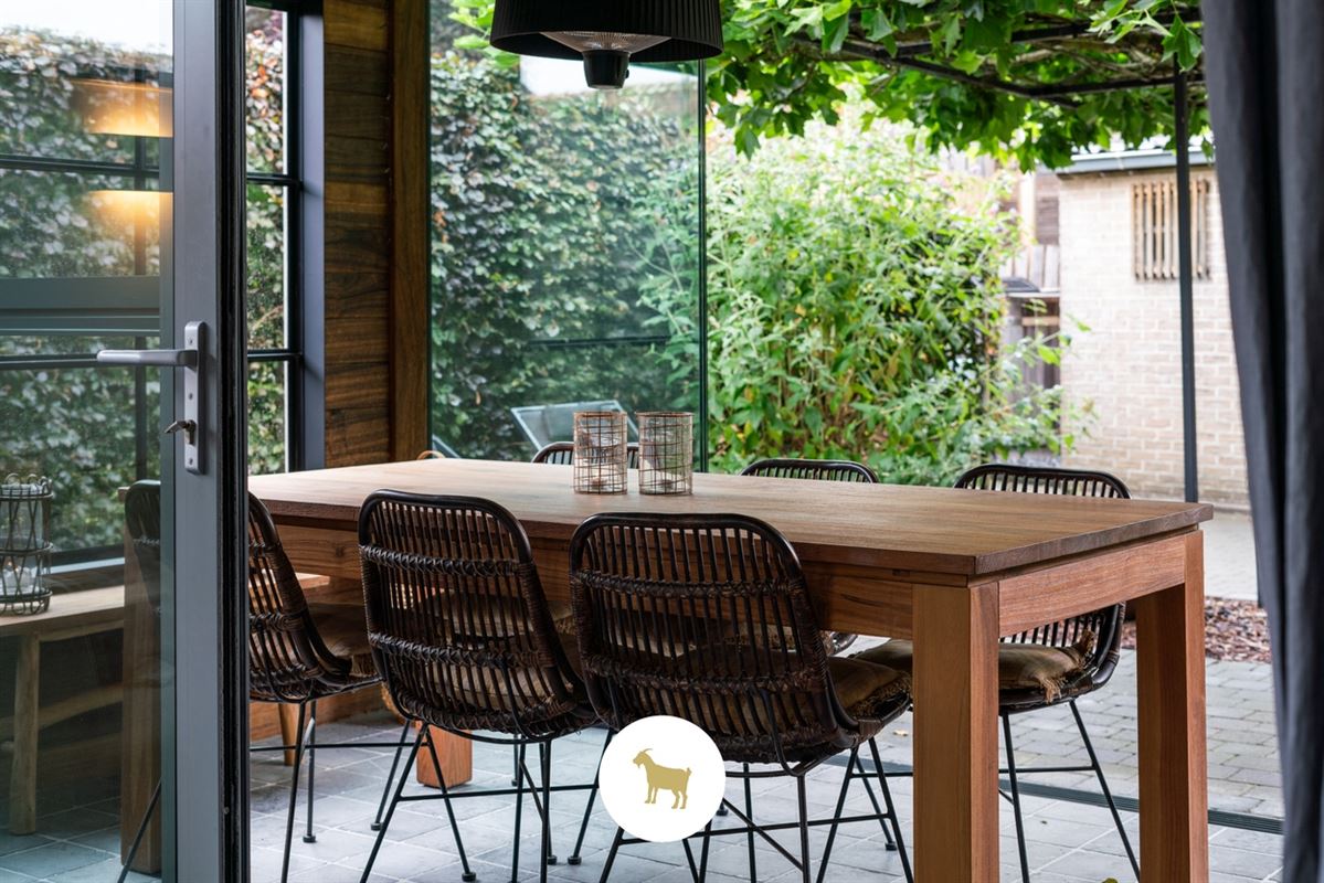 Instapklare lichtrijke OPEN BEBOUWING met 3 (mogelijkheid tot 4) SLAAPKAMERS, stijlvol overdekt TERRAS en gezellige (BINNEN)TUIN op een PERCEEL van ca. 435 m²