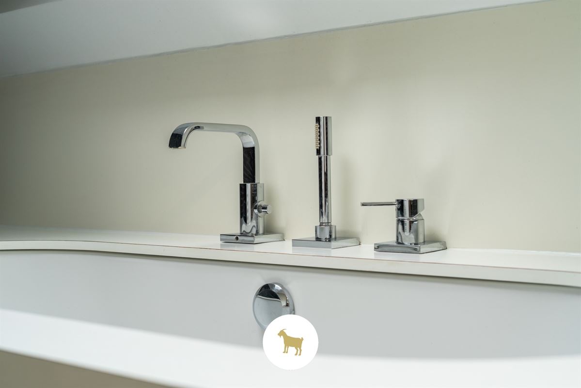 Instapklare lichtrijke OPEN BEBOUWING met 3 (mogelijkheid tot 4) SLAAPKAMERS, stijlvol overdekt TERRAS en gezellige (BINNEN)TUIN op een PERCEEL van ca. 435 m²