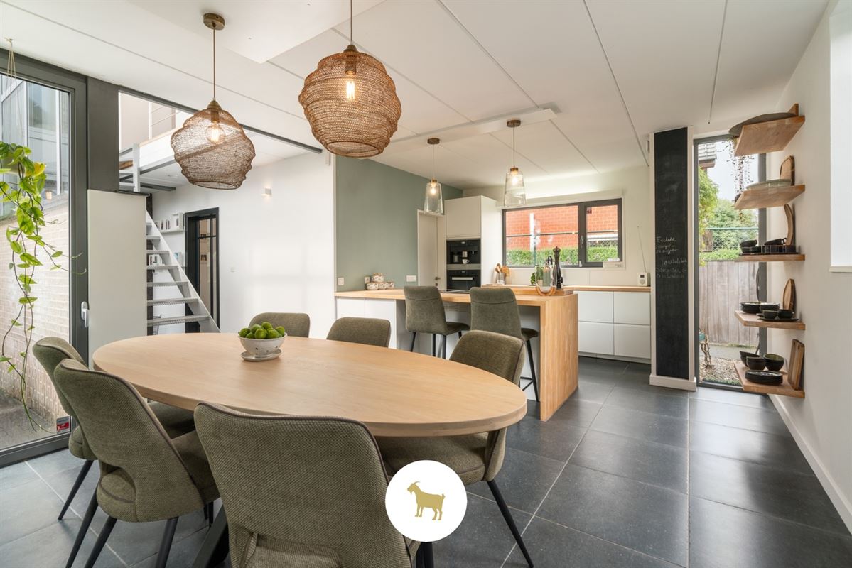 Instapklare lichtrijke OPEN BEBOUWING met 3 (mogelijkheid tot 4) SLAAPKAMERS, stijlvol overdekt TERRAS en gezellige (BINNEN)TUIN op een PERCEEL van ca. 435 m²