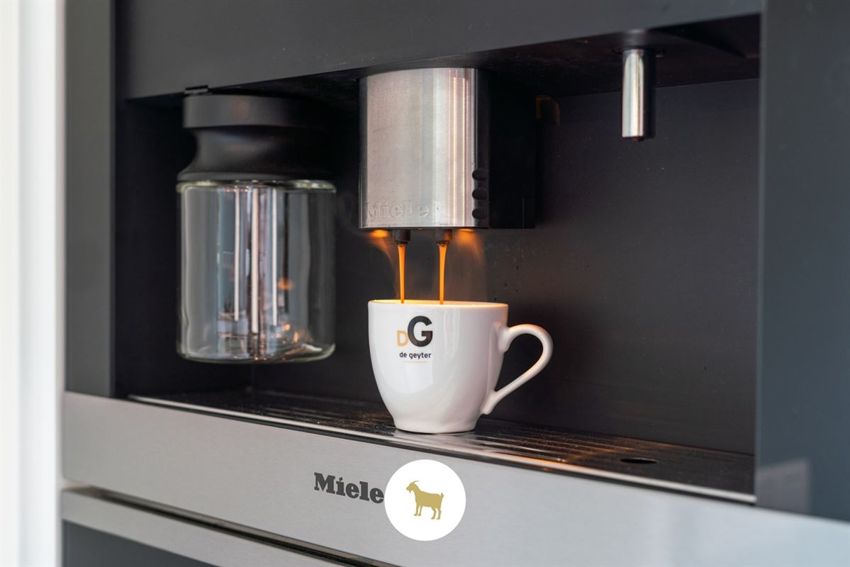 Instapklare lichtrijke OPEN BEBOUWING met 3 (mogelijkheid tot 4) SLAAPKAMERS, stijlvol overdekt TERRAS en gezellige (BINNEN)TUIN op een PERCEEL van ca. 435 m²