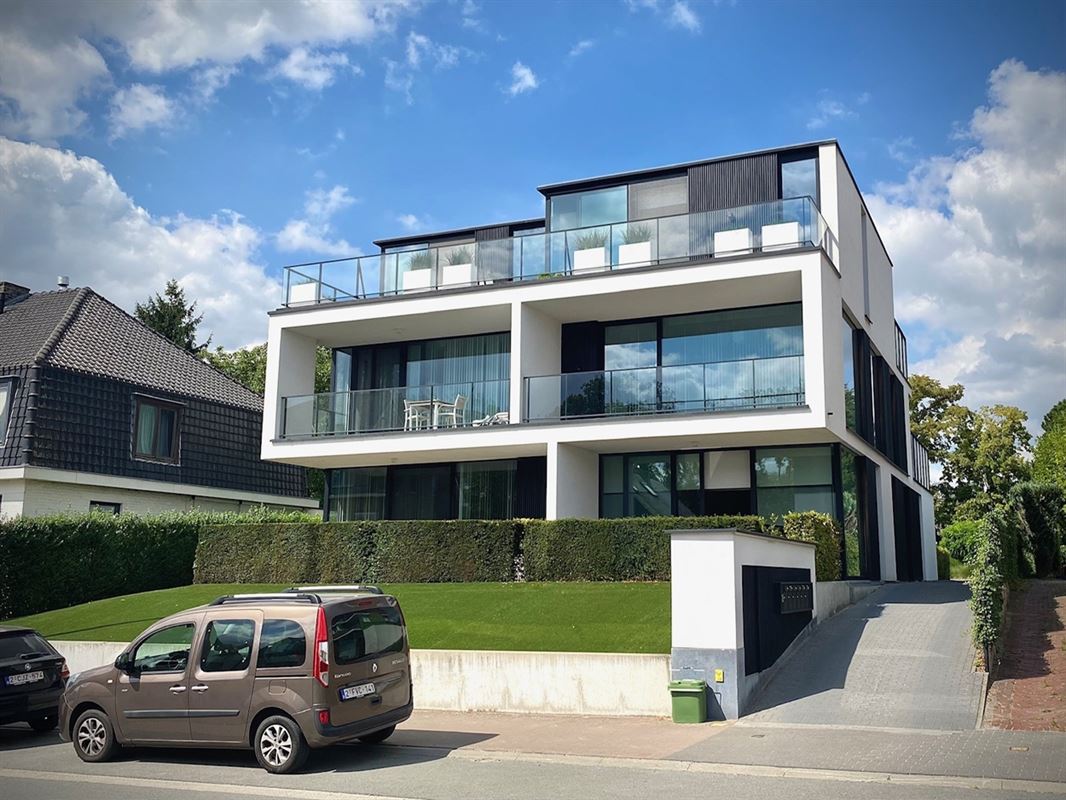 Instapklaar APPARTEMENT (1ste verdieping) met 2 slaapkamers, ruime terrassen (2), garage & autostaanplaats