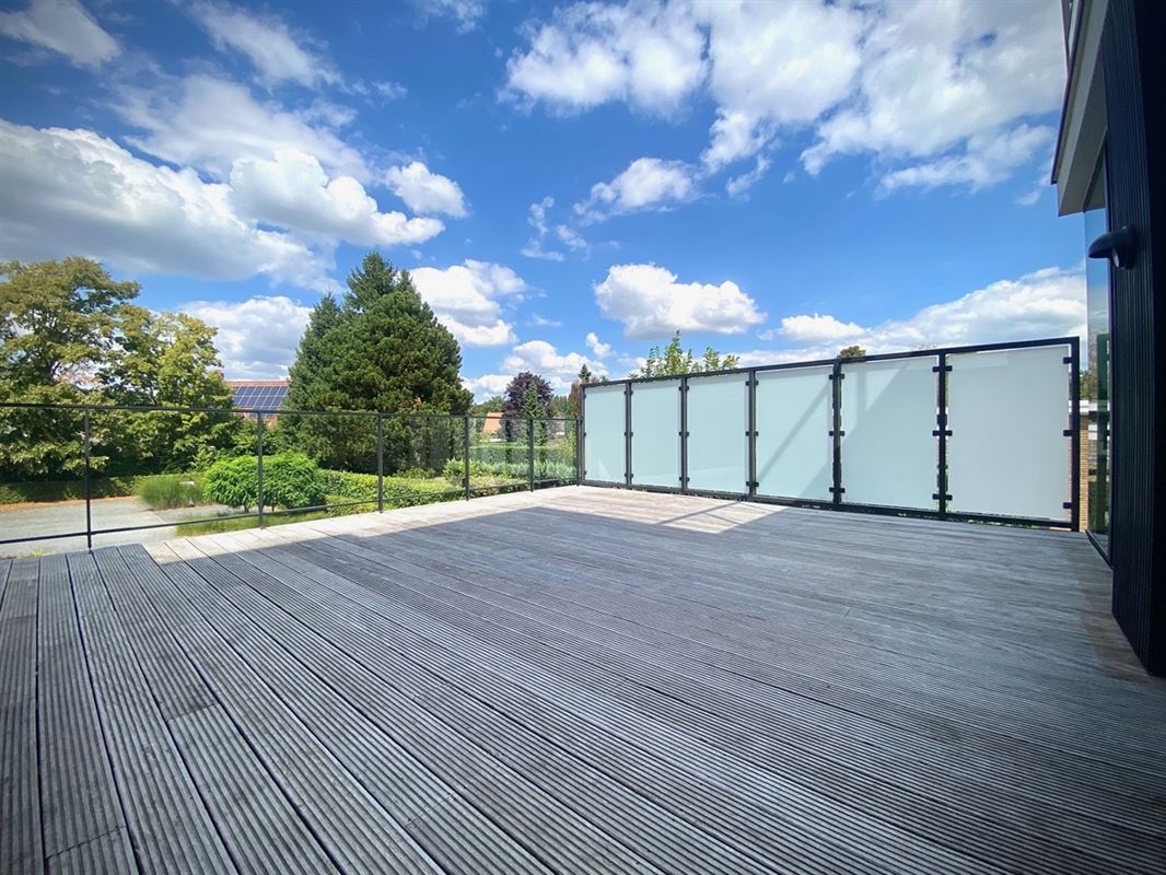 Instapklaar APPARTEMENT (1ste verdieping) met 2 slaapkamers, ruime terrassen (2), garage & autostaanplaats