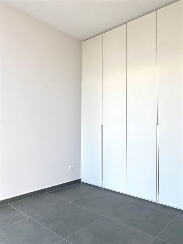 Instapklaar APPARTEMENT (1ste verdieping) met 2 slaapkamers, ruime terrassen (2), garage & autostaanplaats