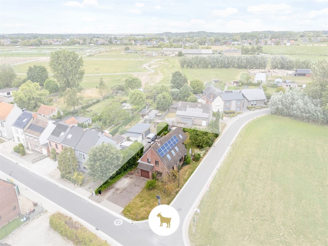 ALLEENSTAANDE WONING met 4 SLAAPKAMERS en GARAGE op een PERCEEL van 648m²