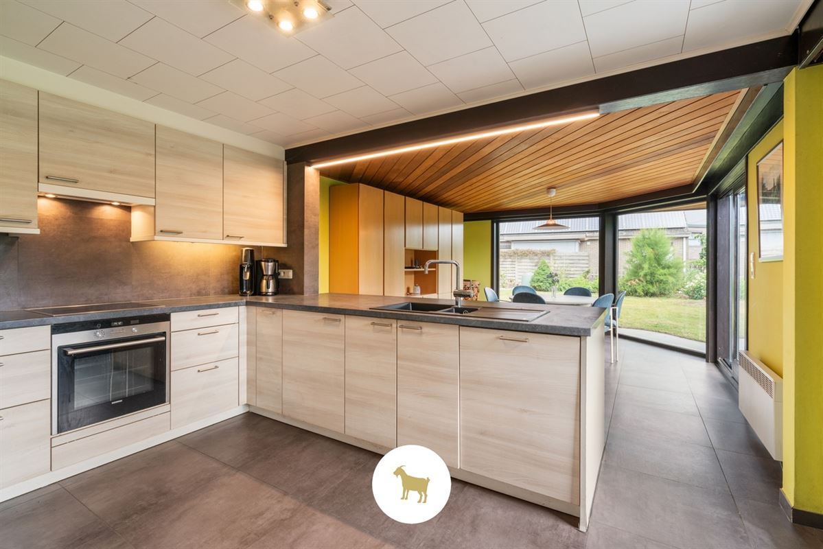 ALLEENSTAANDE WONING met 4 SLAAPKAMERS en GARAGE op een PERCEEL van 648m²