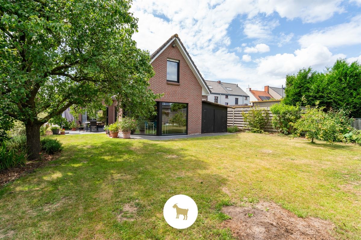 ALLEENSTAANDE WONING met 4 SLAAPKAMERS en GARAGE op een PERCEEL van 648m²