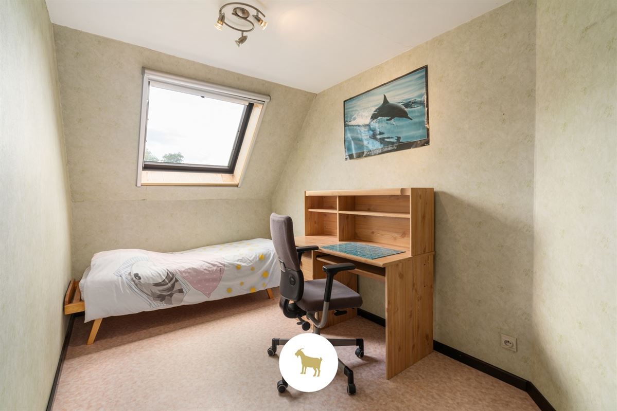 ALLEENSTAANDE WONING met 4 SLAAPKAMERS en GARAGE op een PERCEEL van 648m²