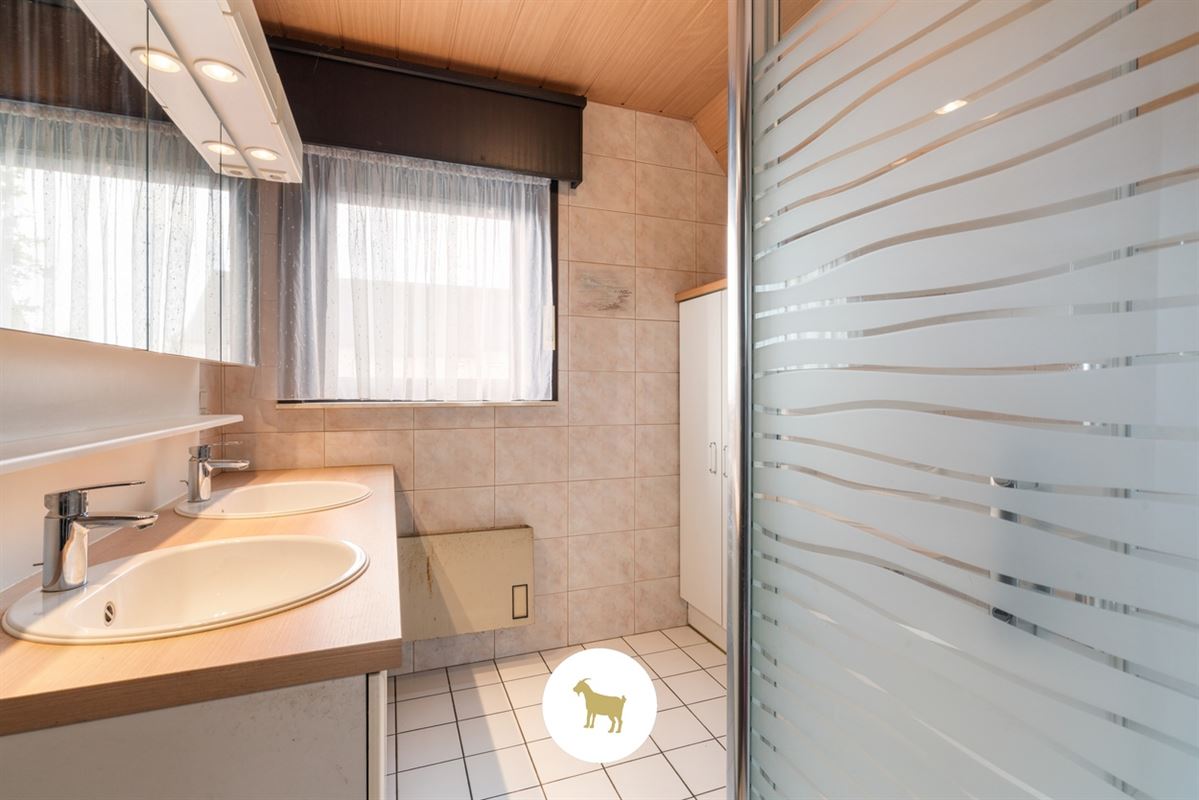 ALLEENSTAANDE WONING met 4 SLAAPKAMERS en GARAGE op een PERCEEL van 648m²