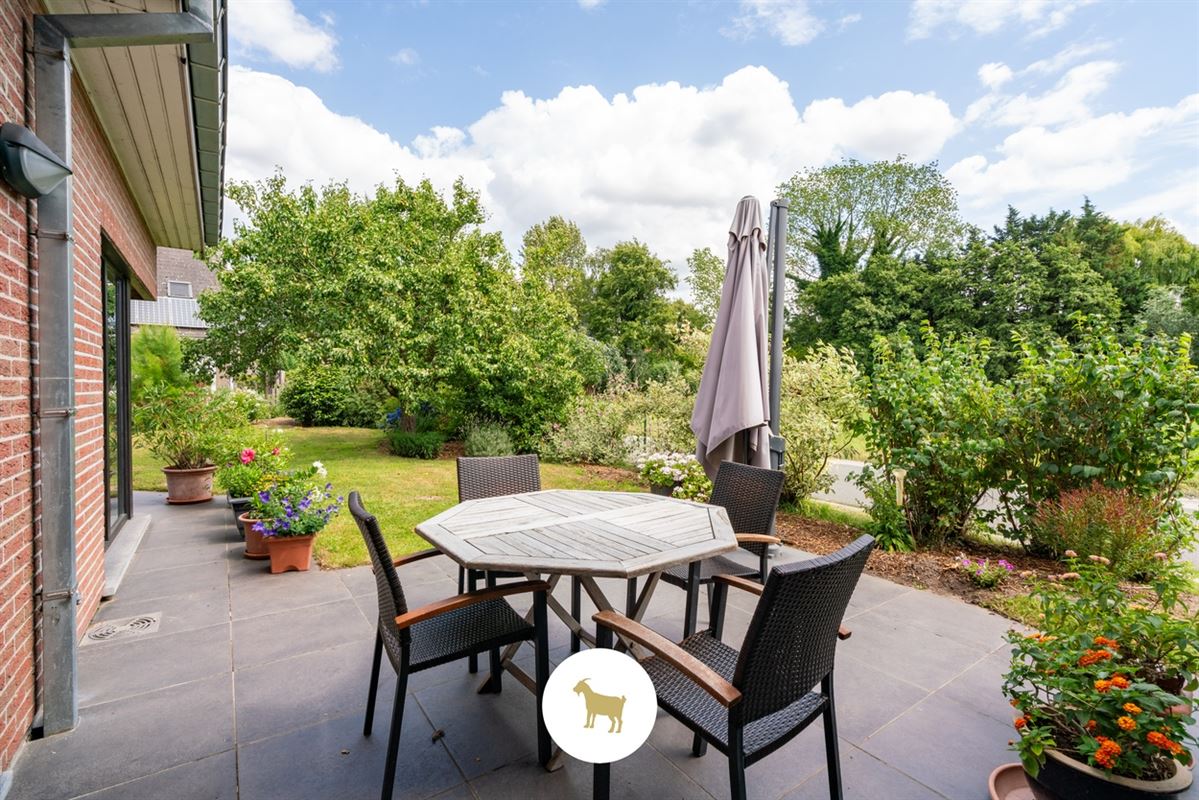 ALLEENSTAANDE WONING met 4 SLAAPKAMERS en GARAGE op een PERCEEL van 648m²