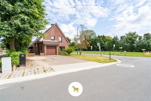 ALLEENSTAANDE WONING met 4 SLAAPKAMERS en GARAGE op een PERCEEL van 648m²