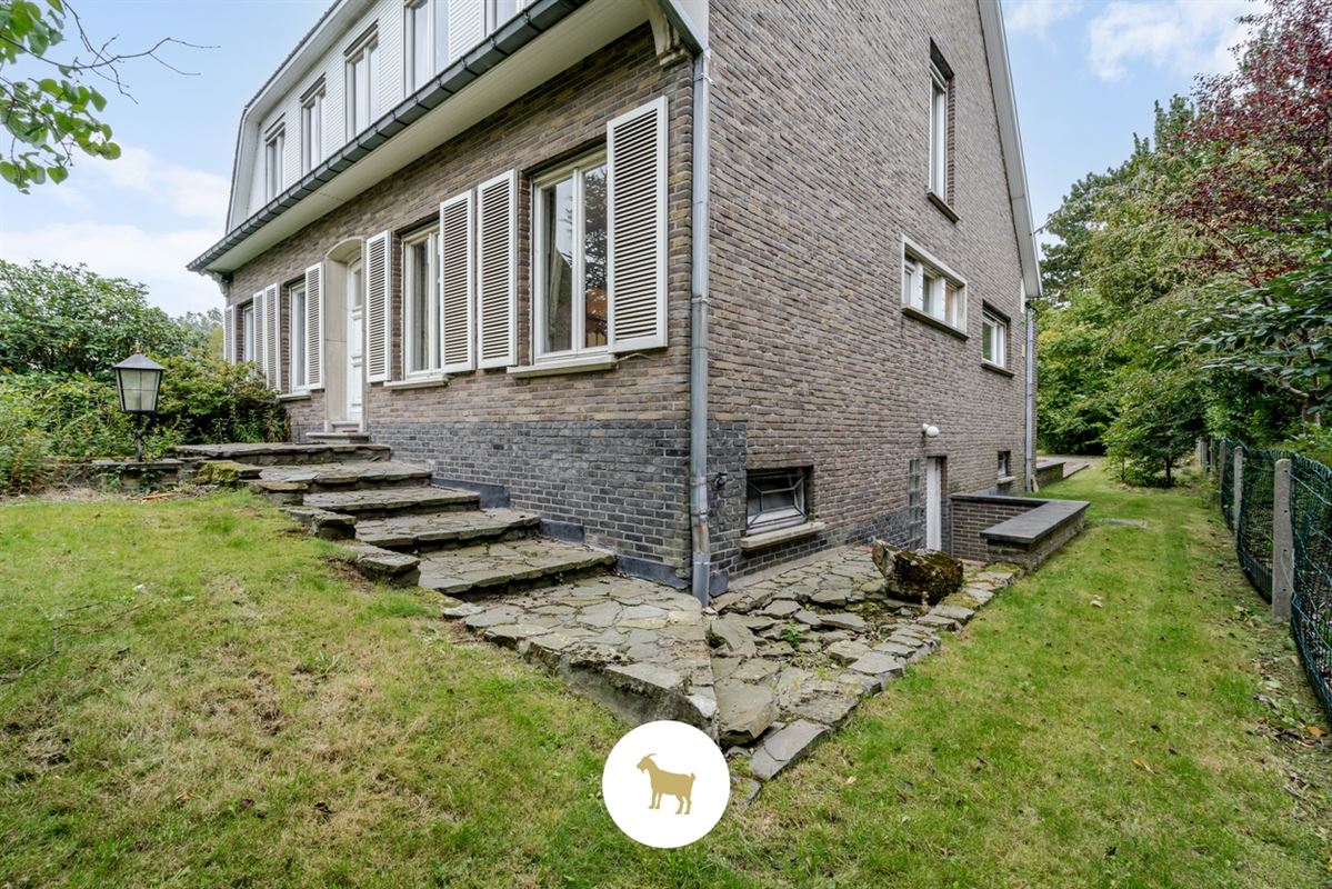 Te renoveren RUIME ALLEENSTAANDE VILLA met 4 SLAAPKAMERS, BUREAU en GARAGE op een prachtig zuidwestgericht PERCEEL van 1.300 m²