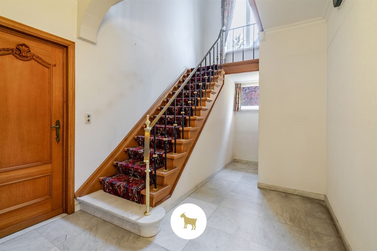 Te renoveren RUIME ALLEENSTAANDE VILLA met 4 SLAAPKAMERS, BUREAU en GARAGE op een prachtig zuidwestgericht PERCEEL van 1.300 m²