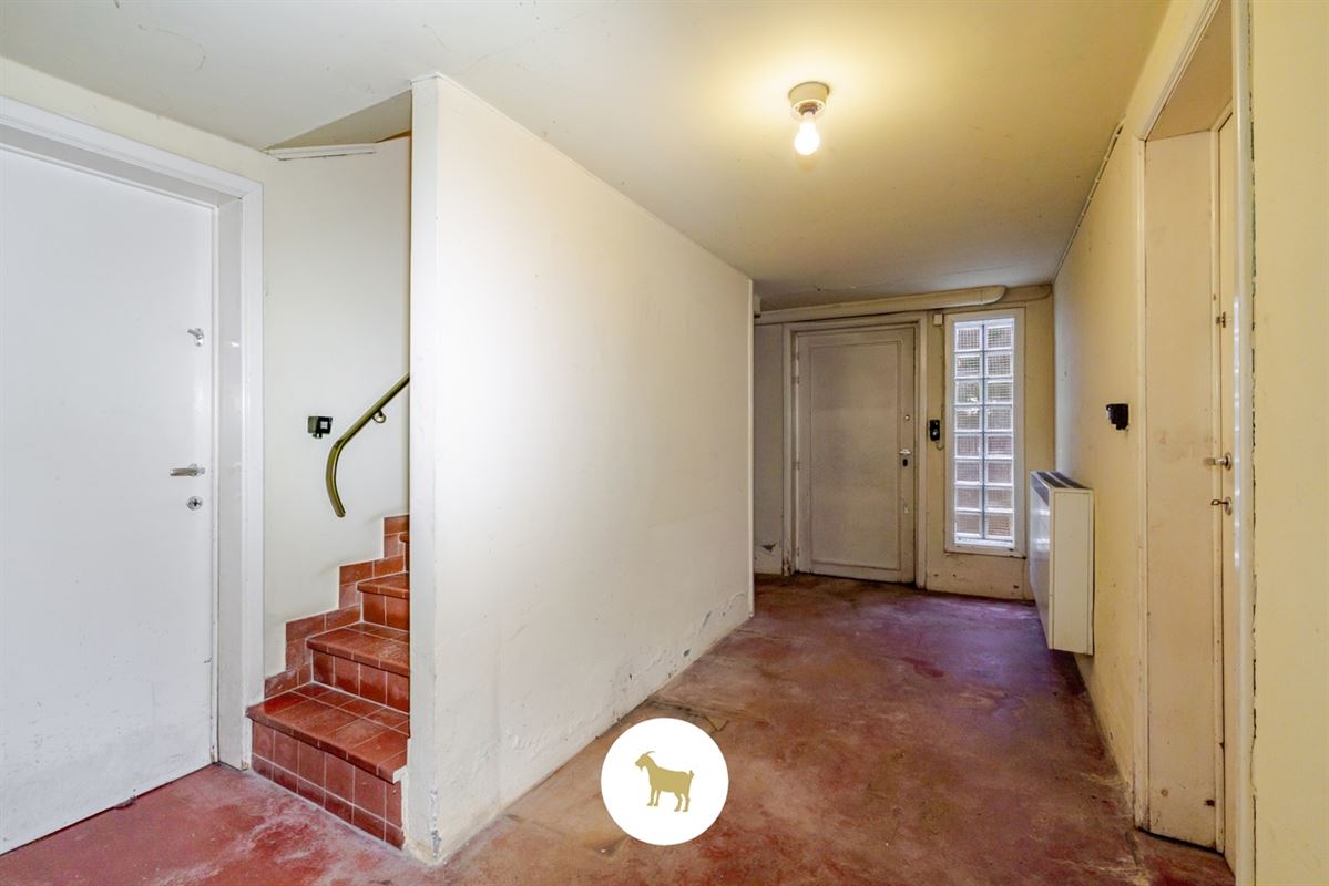 Te renoveren RUIME ALLEENSTAANDE VILLA met 4 SLAAPKAMERS, BUREAU en GARAGE op een prachtig zuidwestgericht PERCEEL van 1.300 m²