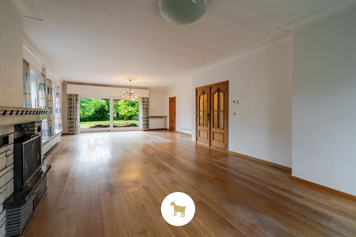 Te renoveren RUIME ALLEENSTAANDE VILLA met 4 SLAAPKAMERS, BUREAU en GARAGE op een prachtig zuidwestgericht PERCEEL van 1.300 m²