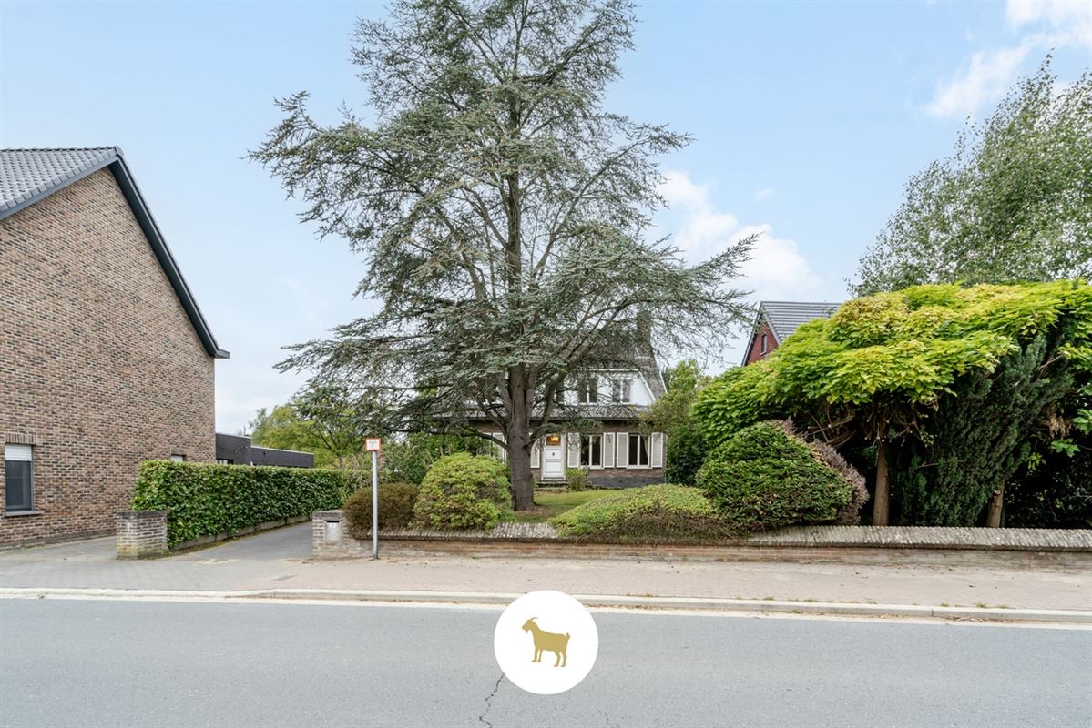 Te renoveren RUIME ALLEENSTAANDE VILLA met 4 SLAAPKAMERS, BUREAU en GARAGE op een prachtig zuidwestgericht PERCEEL van 1.300 m²