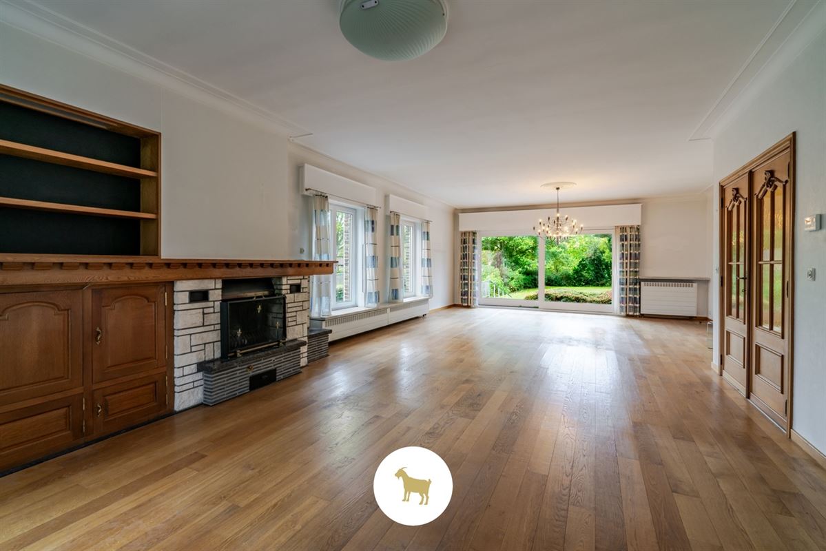Te renoveren RUIME ALLEENSTAANDE VILLA met 4 SLAAPKAMERS, BUREAU en GARAGE op een prachtig zuidwestgericht PERCEEL van 1.300 m²