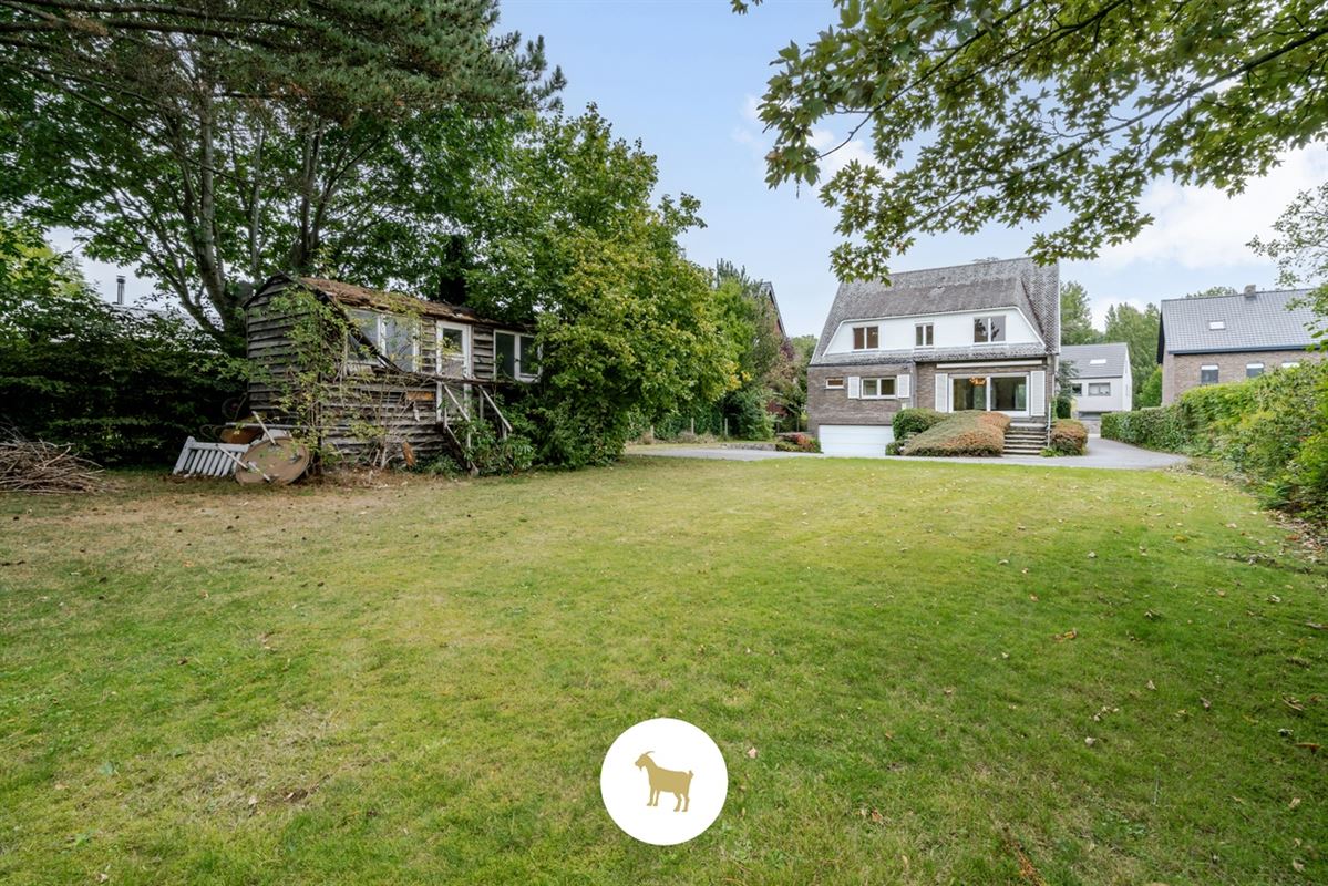 Te renoveren RUIME ALLEENSTAANDE VILLA met 4 SLAAPKAMERS, BUREAU en GARAGE op een prachtig zuidwestgericht PERCEEL van 1.300 m²