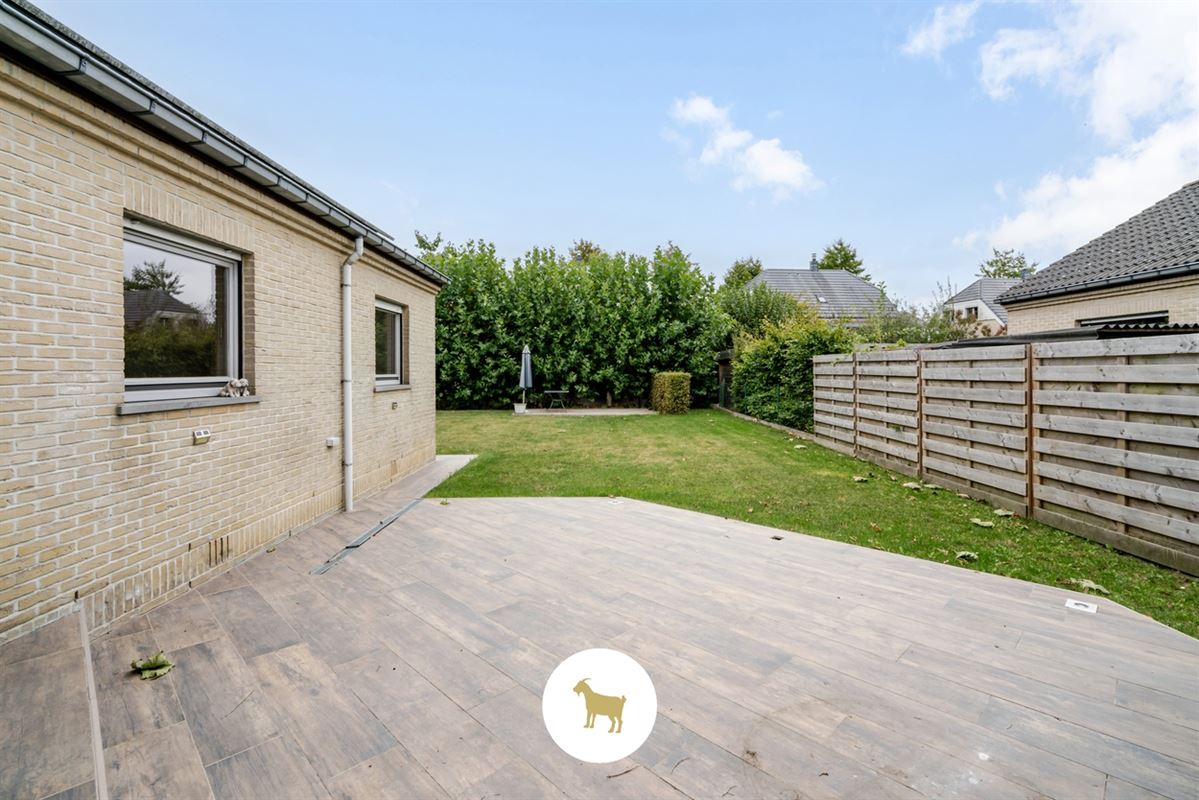 Instapklare OPEN BEBOUWING met 3 SLAAPKAMERS en GARAGE op een rustig gelegen PERCEEL GROND van 655m²