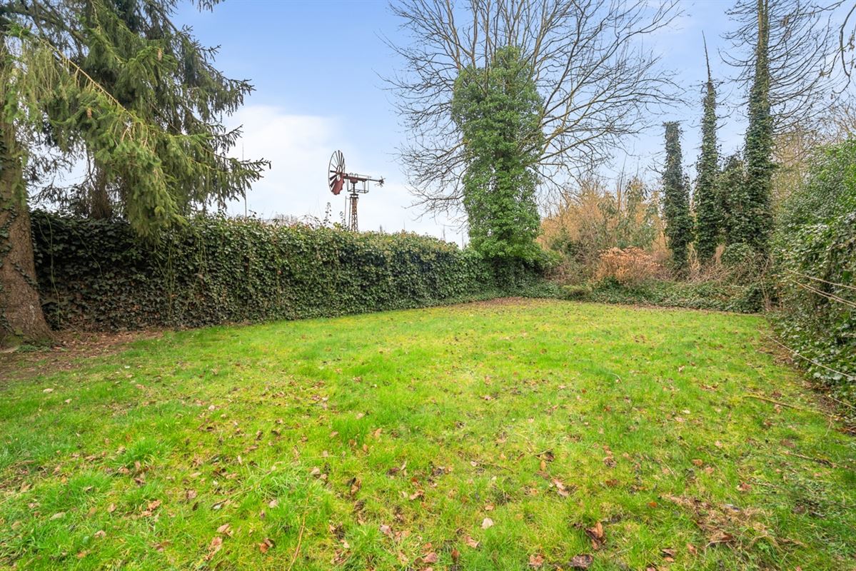 Te renoveren RUIME BURGERSWONING met BIJGEBOUW op een perceel van 668m²