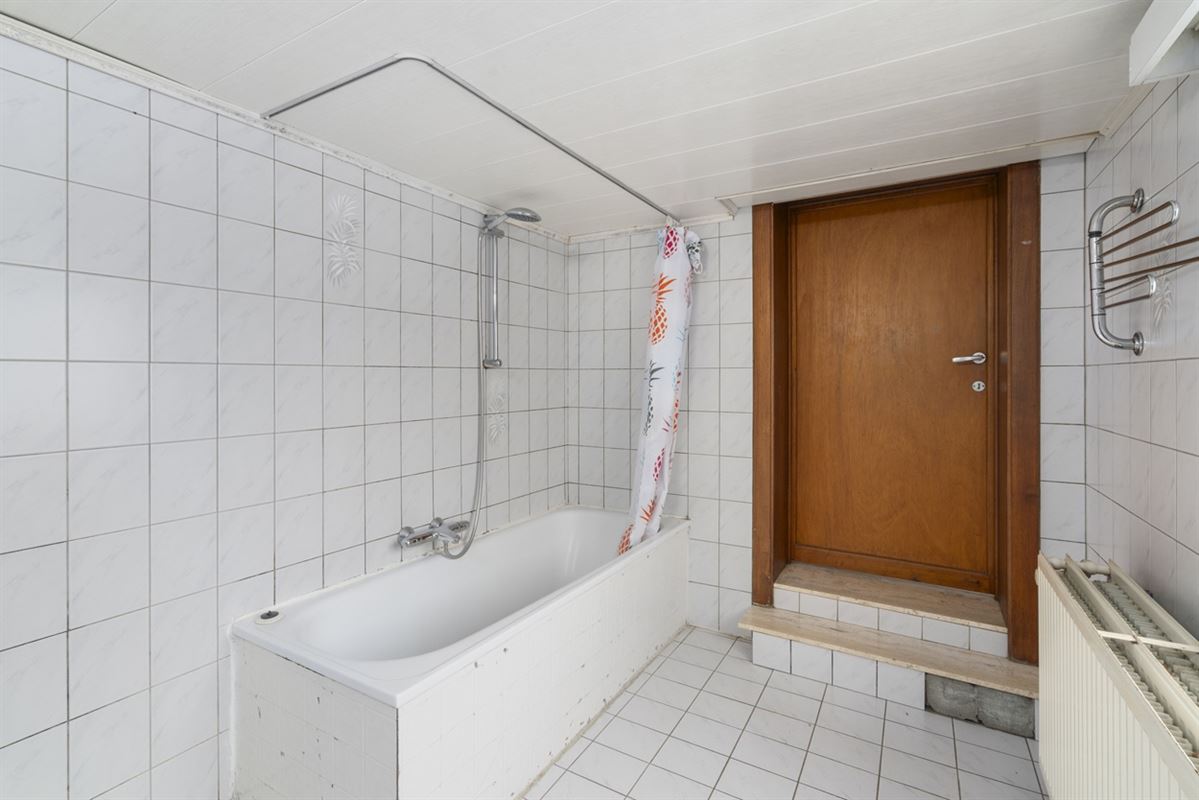 Te renoveren RUIME BURGERSWONING met BIJGEBOUW op een perceel van 668m²