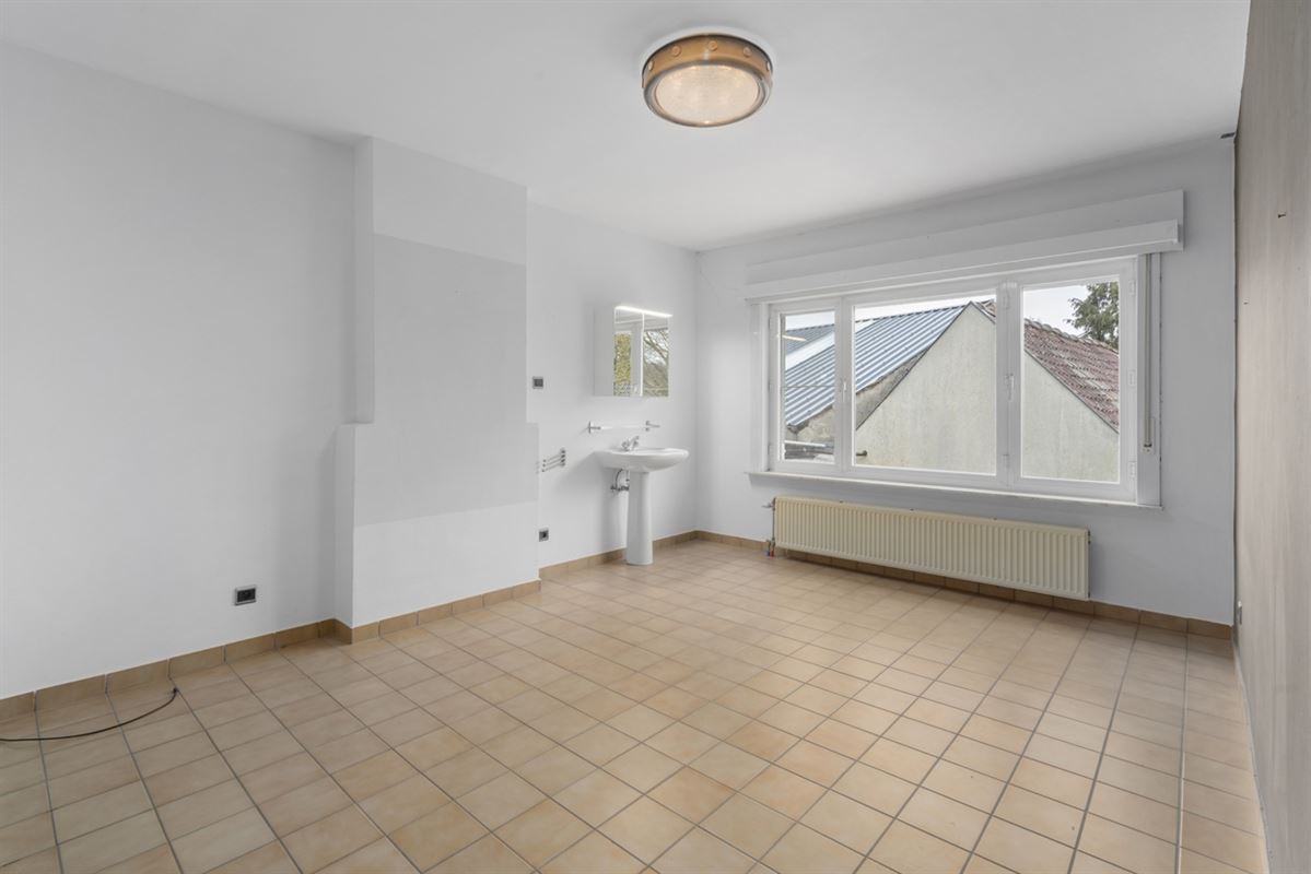 Te renoveren RUIME BURGERSWONING met BIJGEBOUW op een perceel van 668m²