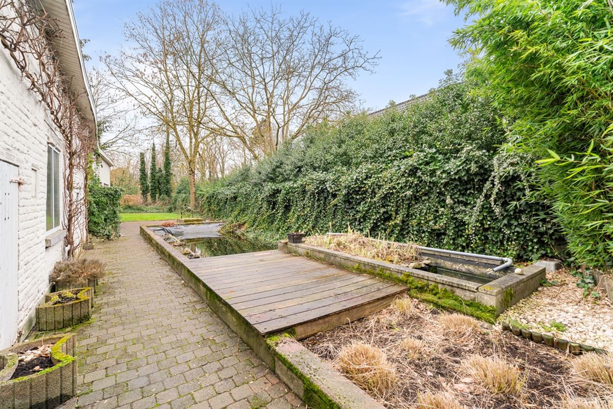 Te renoveren RUIME BURGERSWONING met BIJGEBOUW op een perceel van 668m²