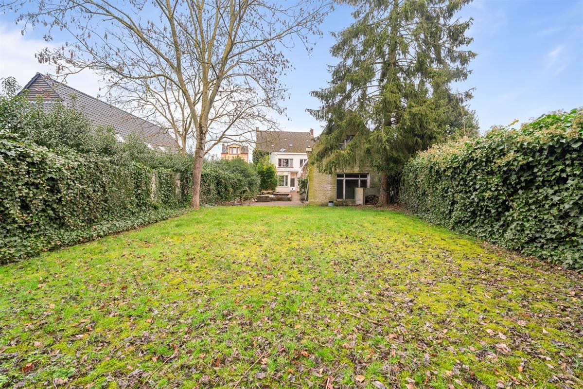 Te renoveren RUIME BURGERSWONING met BIJGEBOUW op een perceel van 668m²