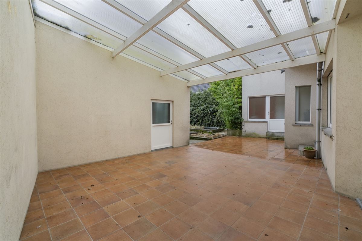 Te renoveren RUIME BURGERSWONING met BIJGEBOUW op een perceel van 668m²