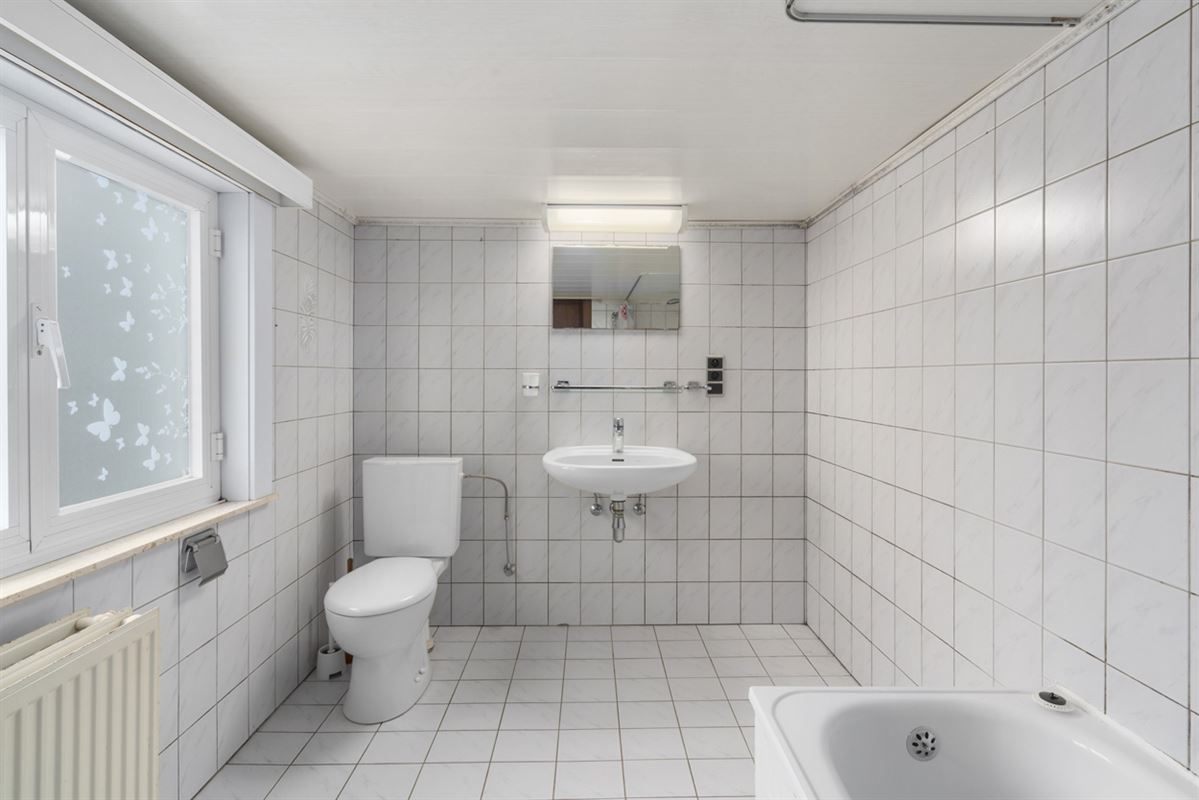 Te renoveren RUIME BURGERSWONING met BIJGEBOUW op een perceel van 668m²