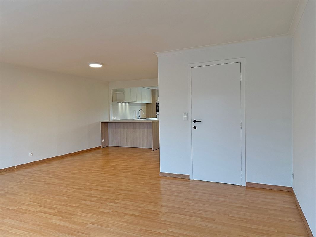Instapklaar vernieuwd APPARTEMENT (2de verdieping) met 2 slaapkamers 