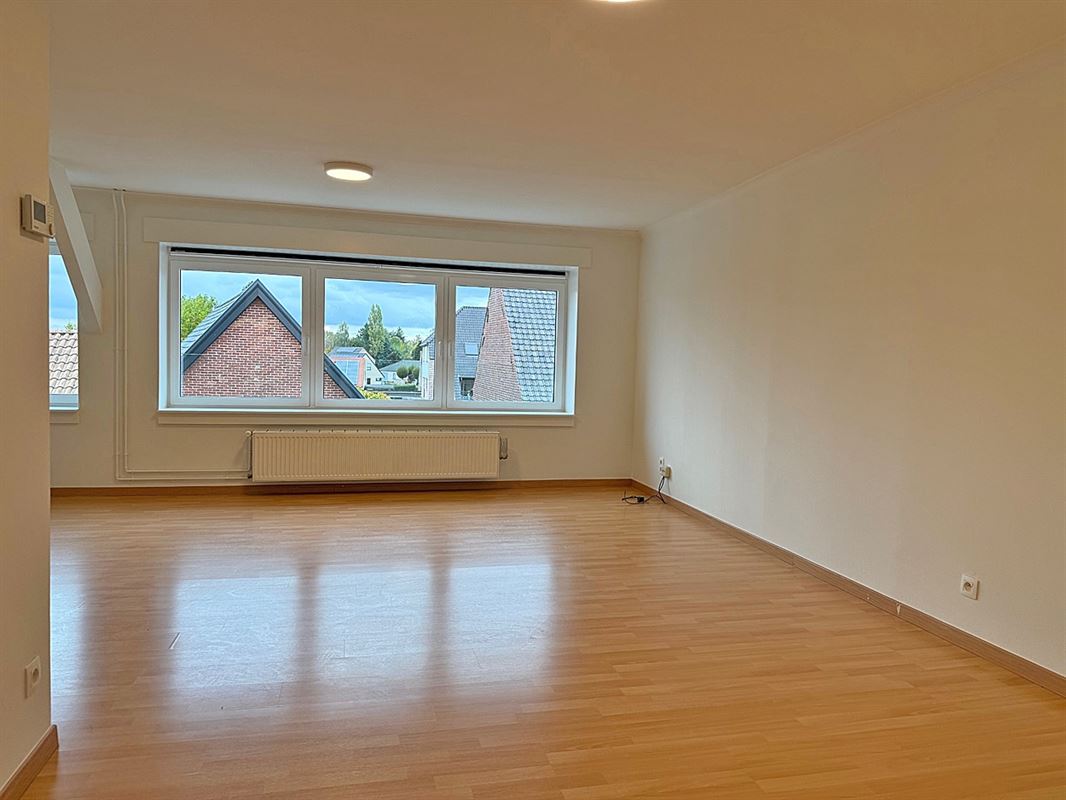 Instapklaar vernieuwd APPARTEMENT (2de verdieping) met 2 slaapkamers 