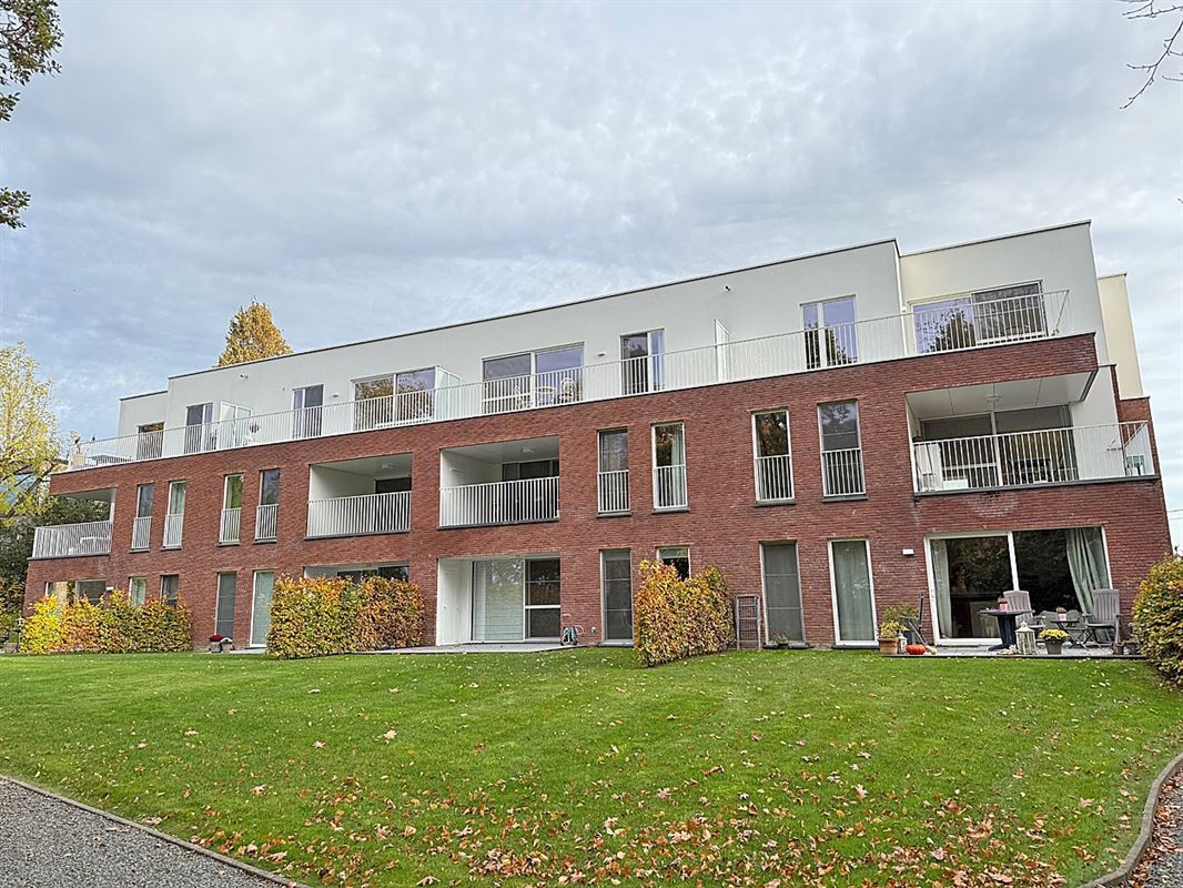 Instapklaar APPARTEMENT met 1 slaapkamer, bureau (of slaapkamer 2), terras, garage & staanplaats