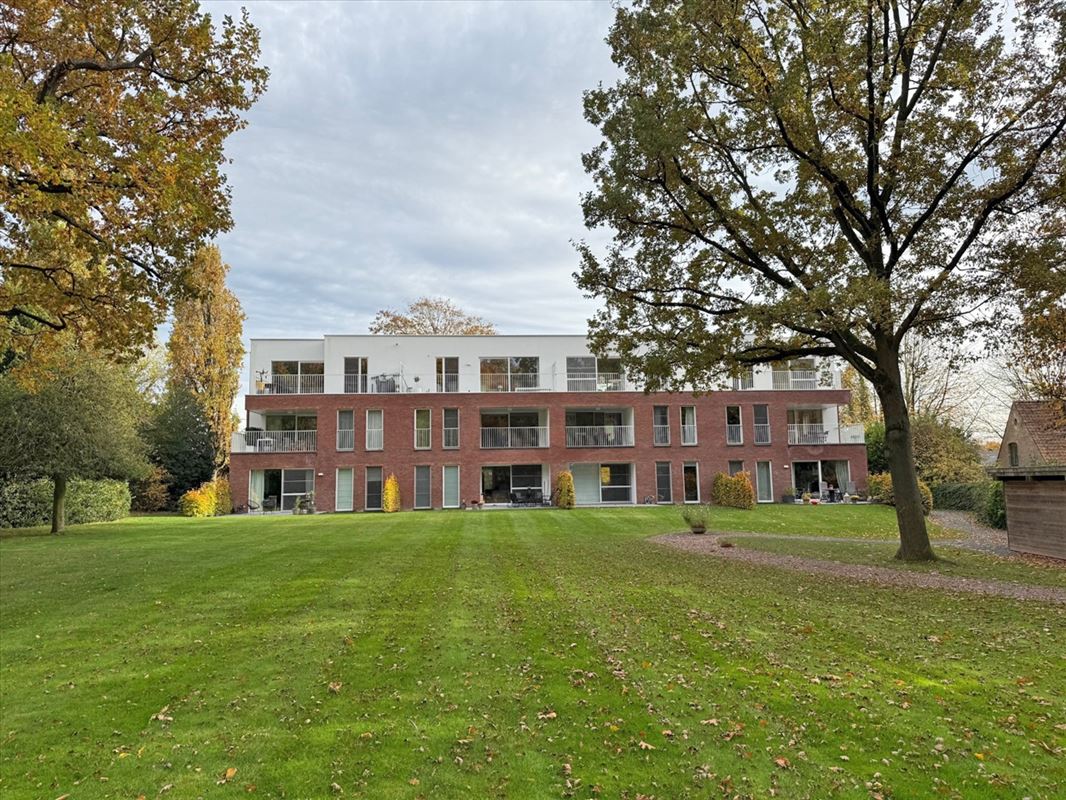 Instapklaar APPARTEMENT met 1 slaapkamer, bureau (of slaapkamer 2), terras, garage & staanplaats