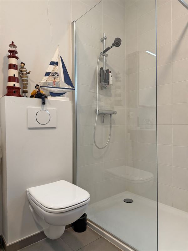 Instapklaar APPARTEMENT met 1 slaapkamer, bureau (of slaapkamer 2), terras, garage & staanplaats