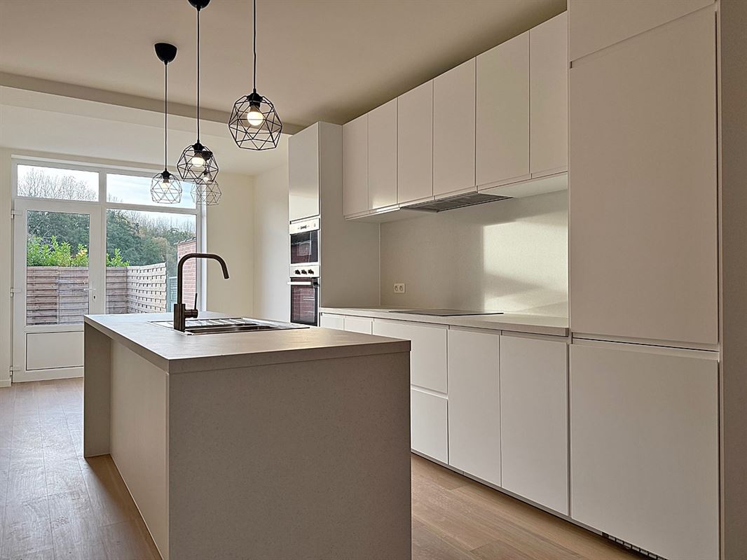 Instapklare vernieuwde (starters)WONING met 2 slaapkamers, terras, kelder & staanplaats