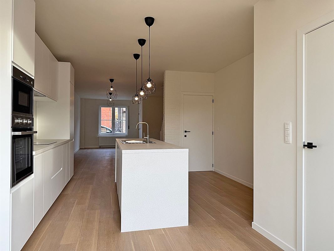 Instapklare vernieuwde (starters)WONING met 2 slaapkamers, terras, kelder & staanplaats