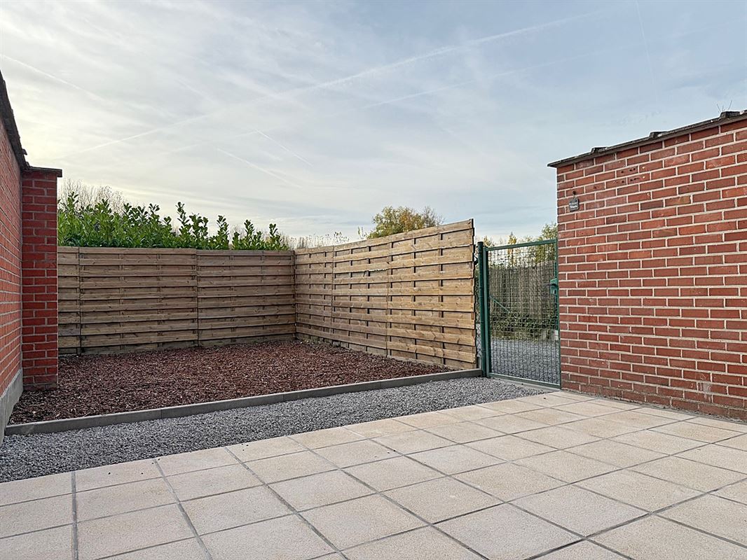 Instapklare vernieuwde (starters)WONING met 2 slaapkamers, terras, kelder & staanplaats