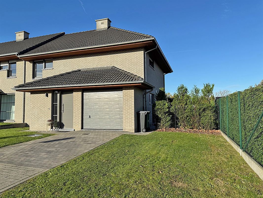 Instapklare HALFOPEN BEBOUWING met 3 slaapkamers, garage & tuin/terras