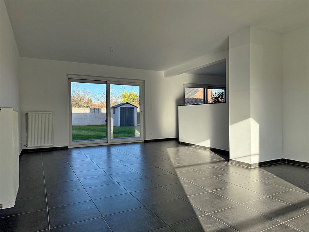 Instapklare HALFOPEN BEBOUWING met 3 slaapkamers, garage & tuin/terras