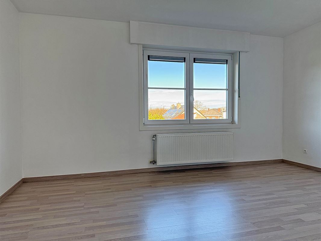 Instapklare HALFOPEN BEBOUWING met 3 slaapkamers, garage & tuin/terras