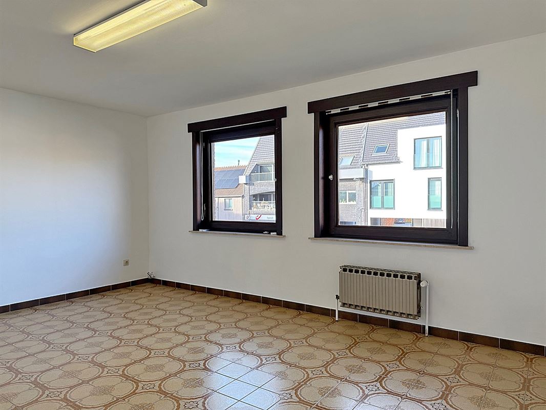 DORPSWONING met 3 slaapkamers, garage & tuin/terras