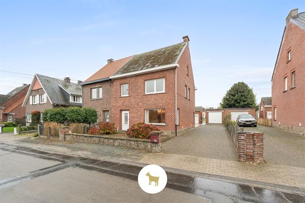 Te renoveren HALFOPEN WONING met 3 SLAAPKAMERS en GARAGE op een ruim PERCEEL GROND van 843m²