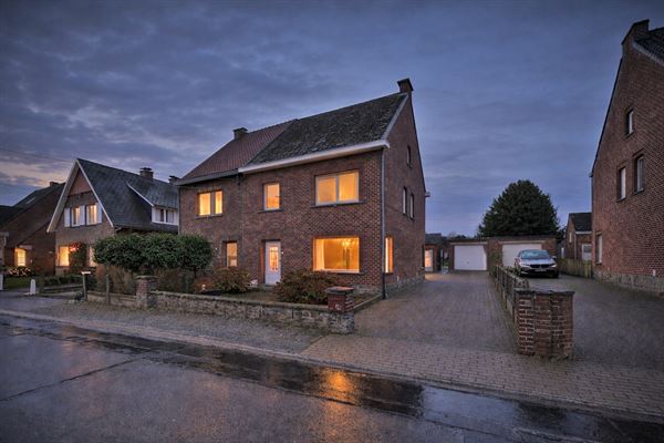 Te renoveren HALFOPEN WONING met 3 SLAAPKAMERS en GARAGE op een ruim PERCEEL GROND van 843m²